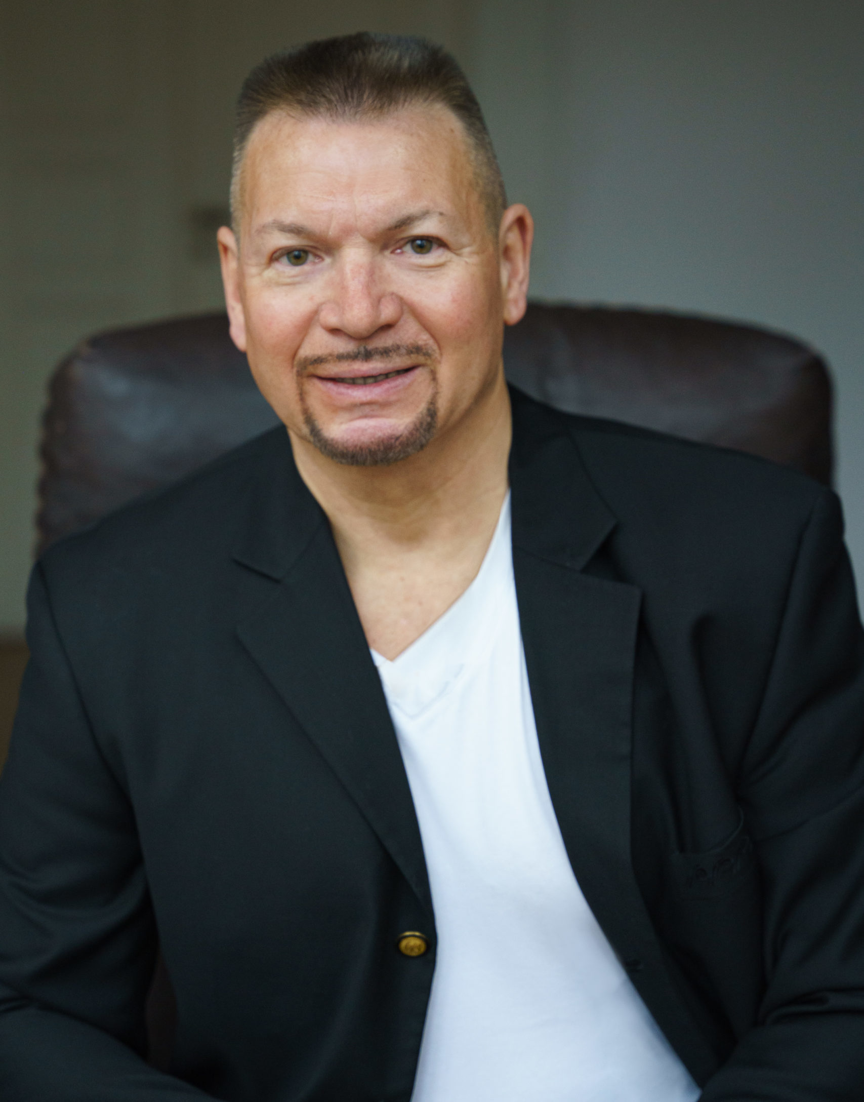 Foto von Herrn Hartmann in einem Bürostuhl